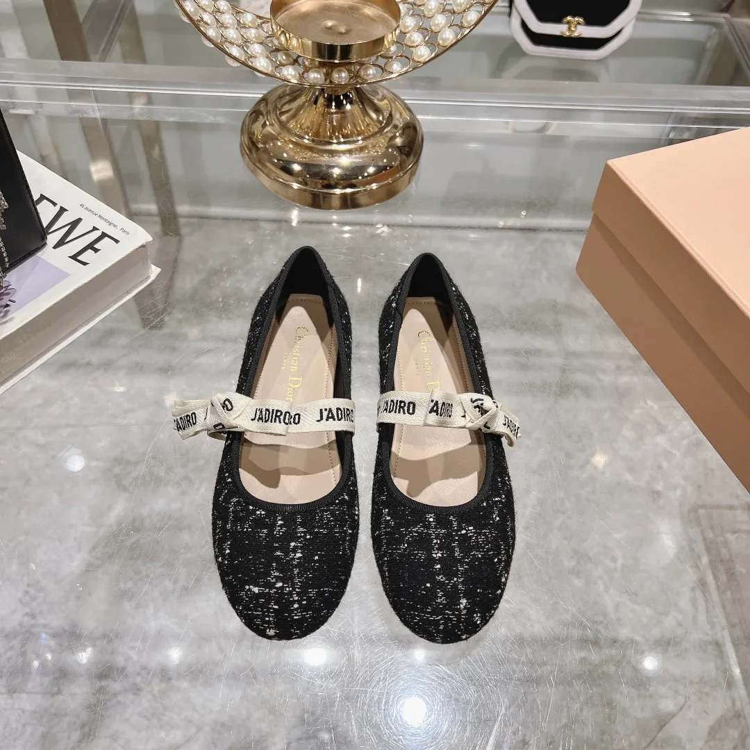 👟👟Ex-factory price 520👟👟 "Exclusive top version" Dior*Dior ✅2024vs spring and summer new series... [Round toe single shoes with small pearls] Original purchase and development! The last details of this shoe are perfectly restored 💐 The upper is made of special material and the inner padding is made of delicate lambskin. You can see the quality by looking at the details in real photos. It is a versatile style for little ladies and a lady. It is a stunning shoe at first glance... I love it. The genuine leather outsole imported from Italy has a five-pointed star logo! 35-39 (34.40 customization is non-refundable) Packaging: Original full set of packaging ☀The color official website is updated simultaneously